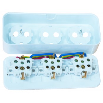 Розетка накладная трехместная c заземлением GISelt Premiera белая